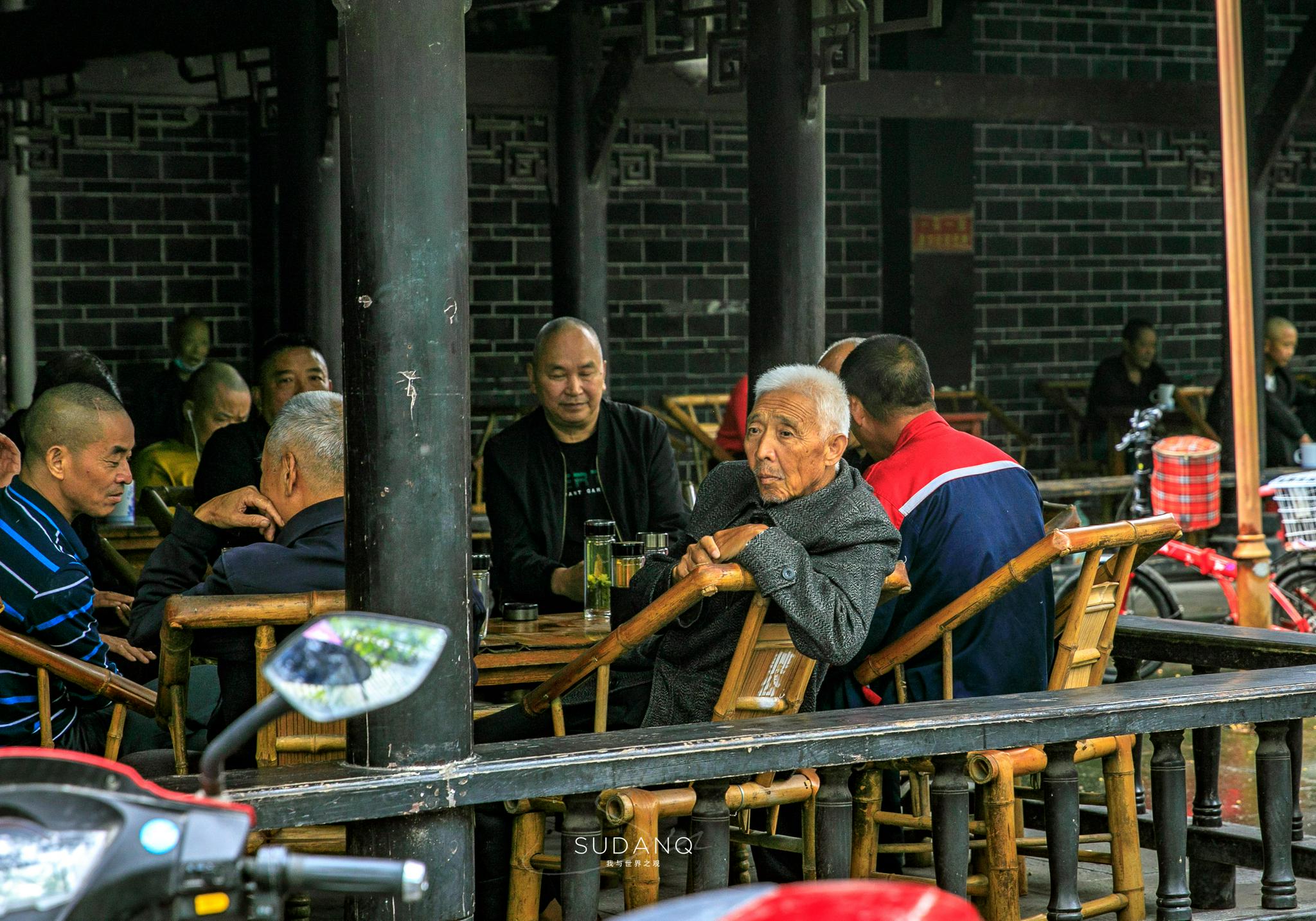 四川人太太太淡定!坐在"坟旁"喝茶聊天,2元一杯茶喝得真巴适