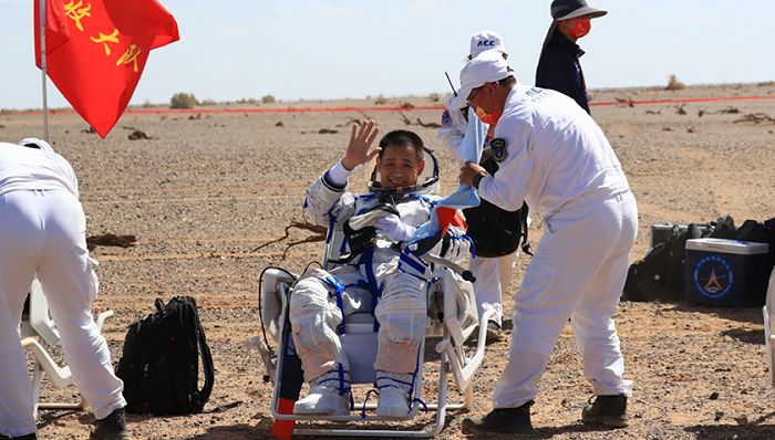 着陆,执行飞行任务的航天员聂海胜,刘伯明,汤洪波安全顺利出舱,身体