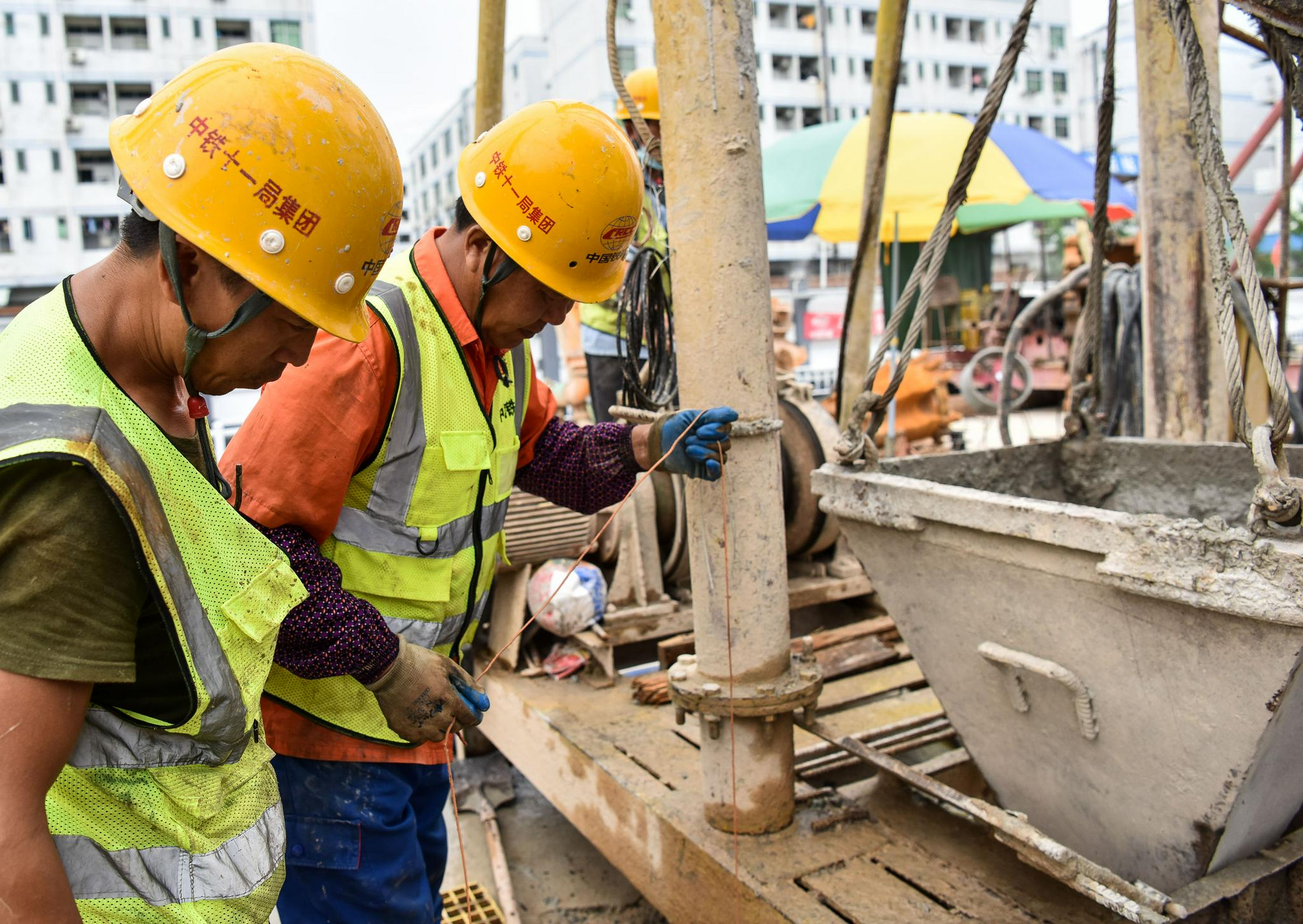 9月17日,施工人员在深圳地铁3号线四期工程坪地六联站工地作业.