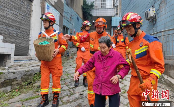 森林消防救援人员协助震区村民转移。　森林消防救援人员 摄