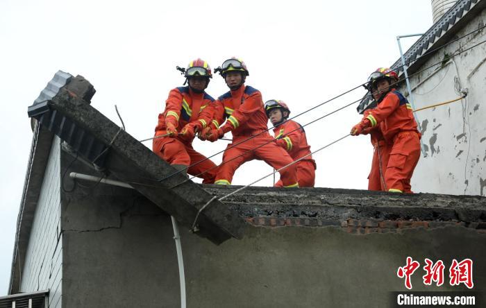 四川森林消防救援人员正在震区排危除险。　四川森林消防供图