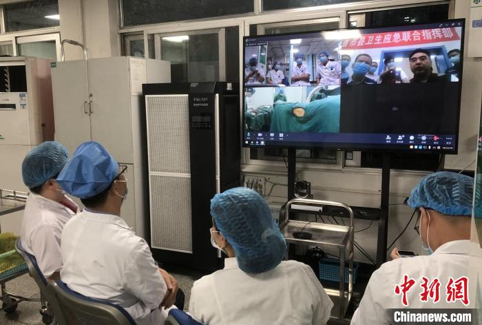 四川省人民医院专家在成都通过5G网络远程指导泸县医院现场手术。　四川省人民医院供图