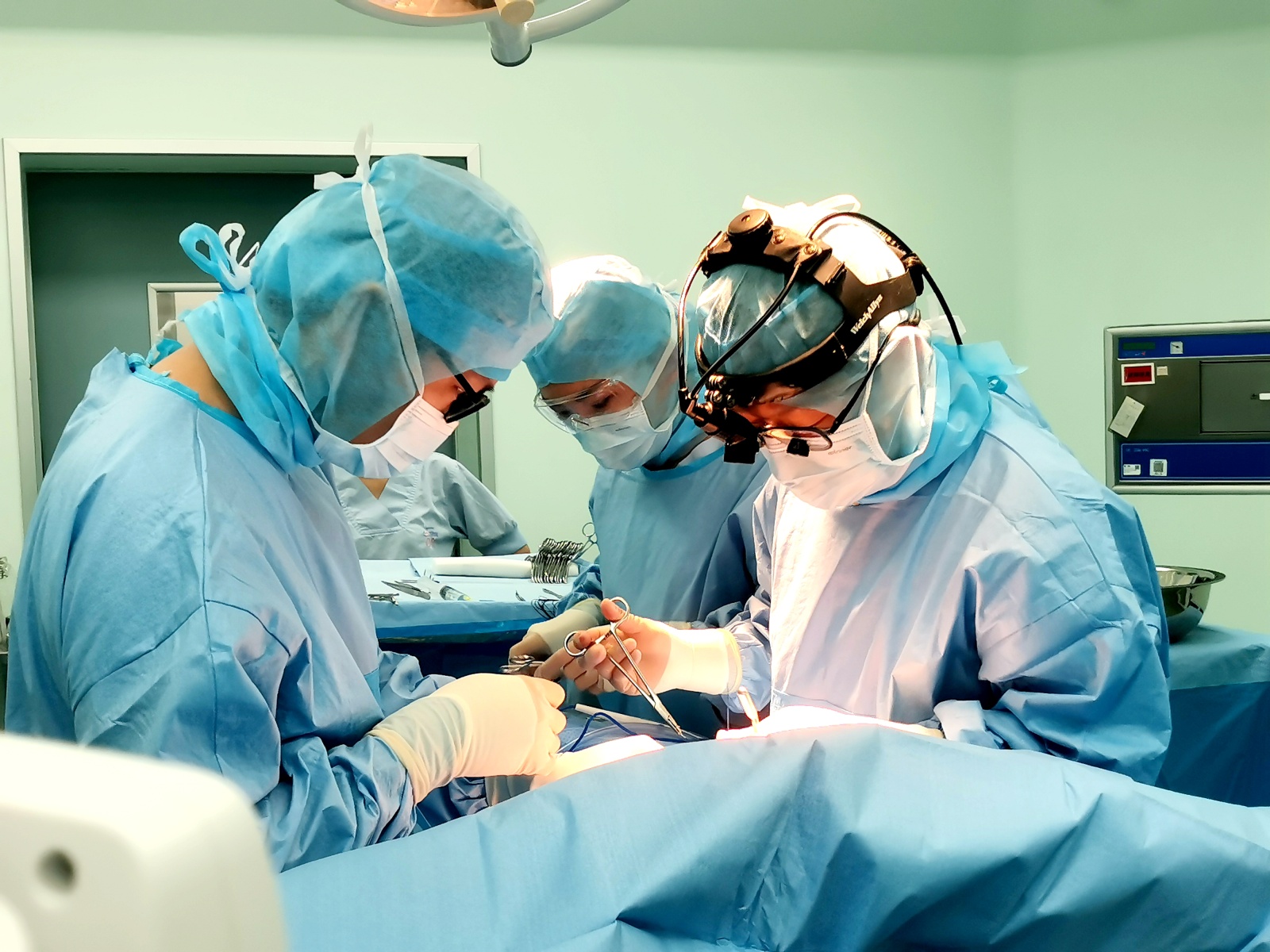 (泰心医院的医疗团队正在进行手术 央广网发 院方供图)