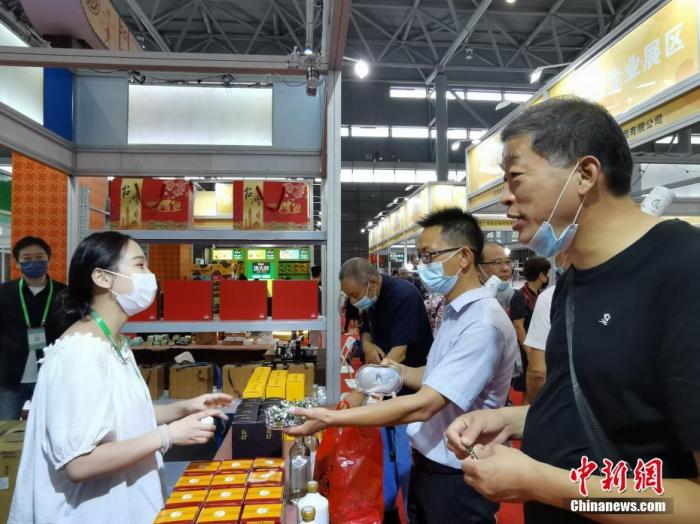 图为市民在台湾企业展区购买商品。 中新社记者 张强 摄