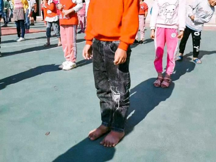 在刘老师的课上,慢慢地,孩子们就会觉得,不能光脚,要穿运动鞋,不要做