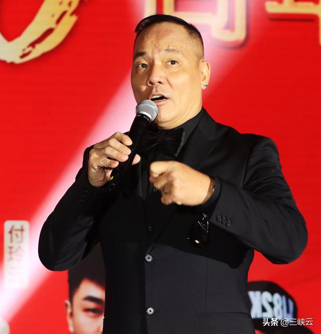 香港著名演员程东湖北宜昌助阵演出倾情演唱