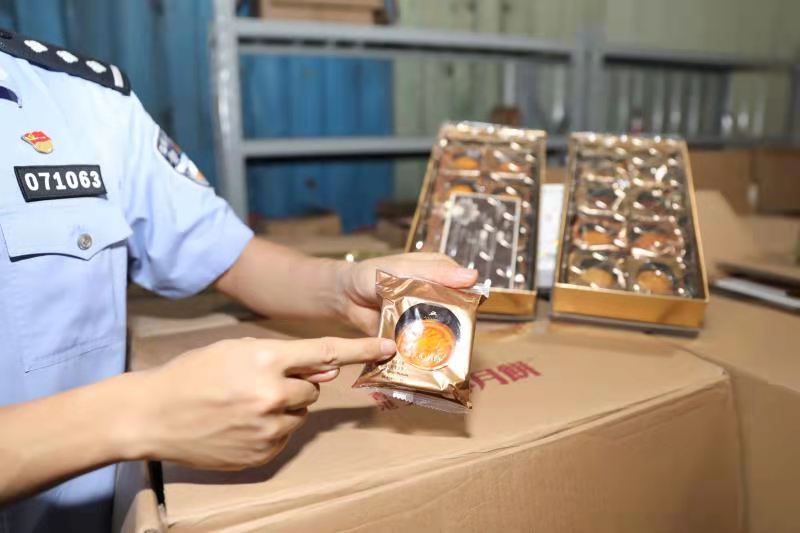 深圳警方侦破一起特大生产、销售假冒品牌月饼案。来源：深圳市公安局