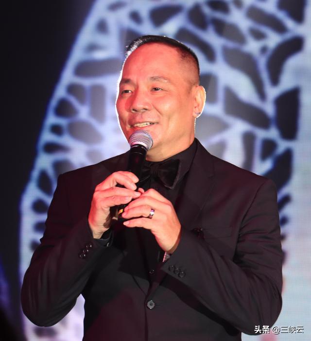 香港著名演员程东湖北宜昌助阵演出倾情演唱