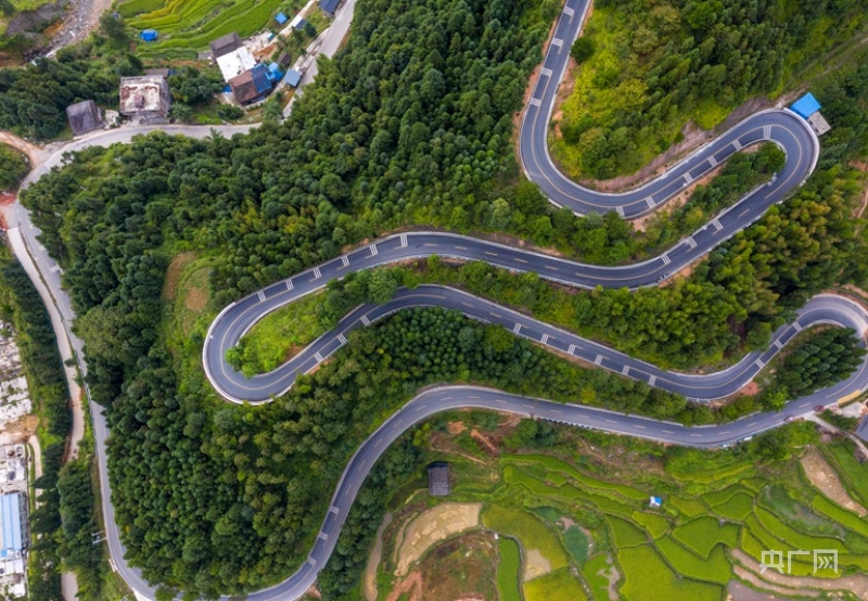 图为从江县高增至小黄公路(无人机照片).(央广网发 吴德军 摄)