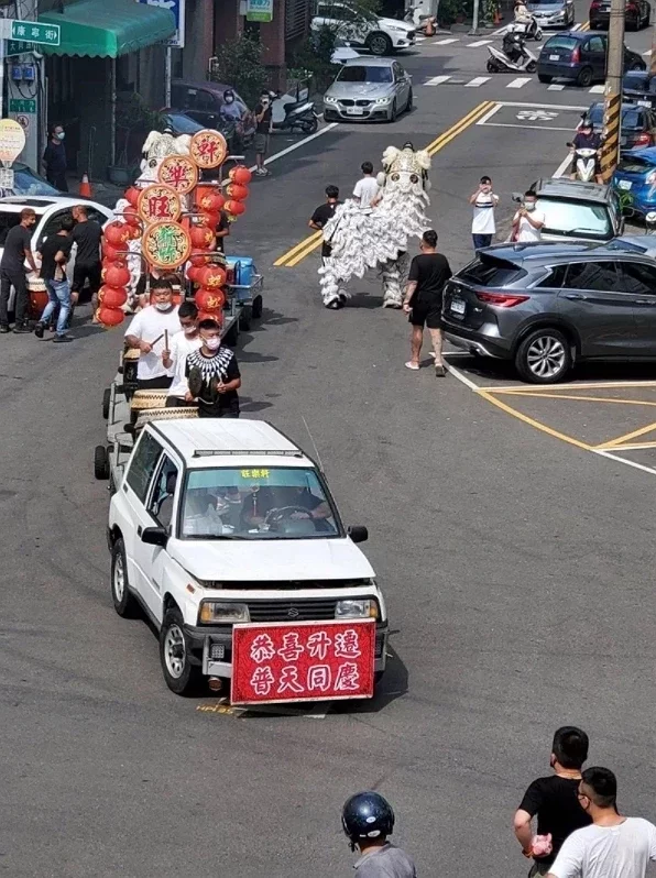 欧洲杯即将开幕攻略请查收 舞白狮 放鞭炮 台警局局长调任 当地黑道门外挑衅