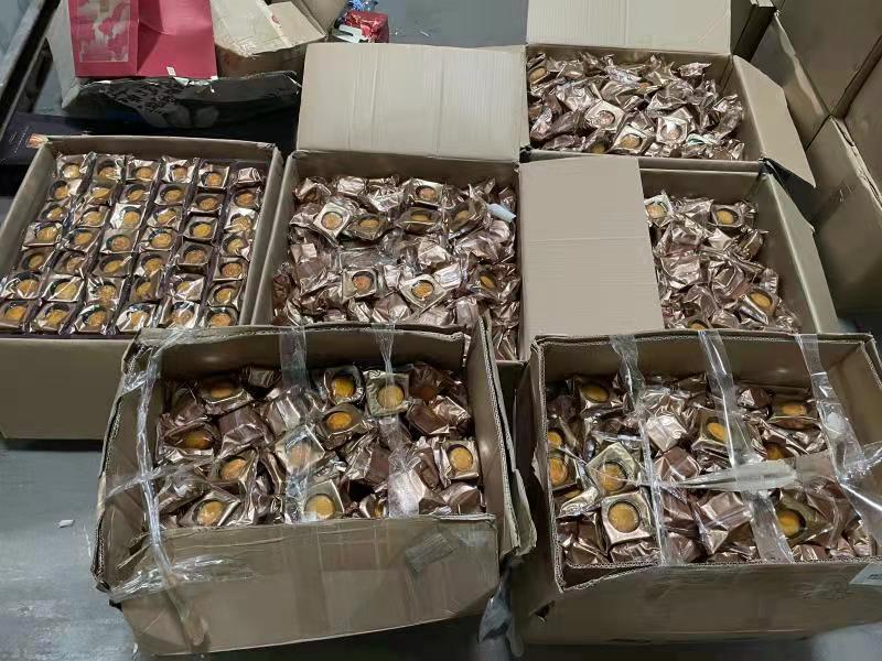 深圳警方侦破一起特大生产、销售假冒品牌月饼案。来源：深圳市公安局