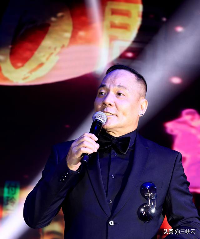 香港著名演员程东湖北宜昌助阵演出倾情演唱