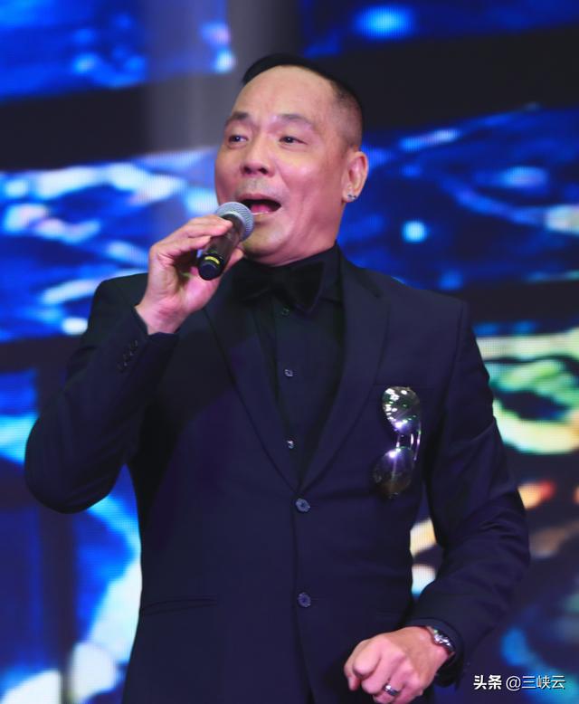 香港著名演员程东湖北宜昌助阵演出倾情演唱