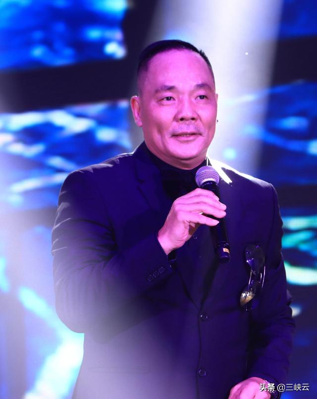 香港著名演员程东湖北宜昌助阵演出倾情演唱