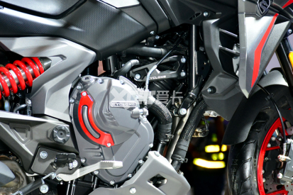 re5纯粹英伦复古re5,英伦复古外观设计,搭载nd550双缸水冷8气门发动机