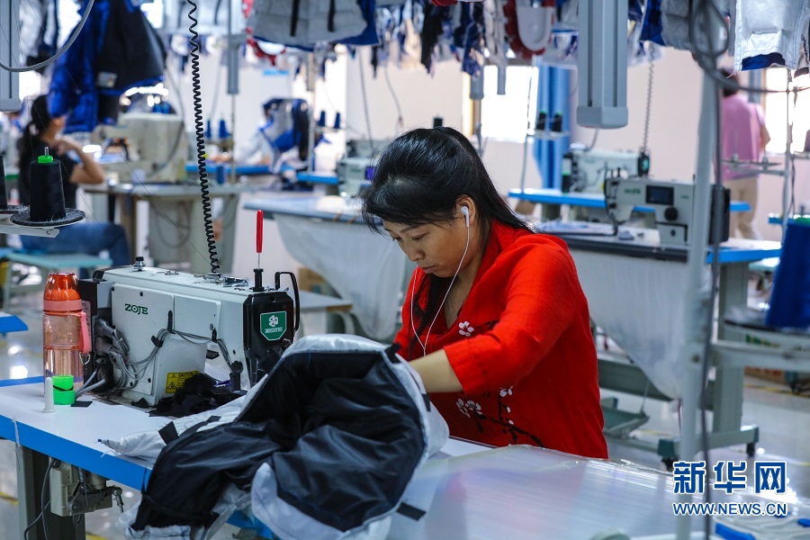 9月16日,河南省信阳市光山县官渡河产业集聚区的羽绒服饰扶贫车间里