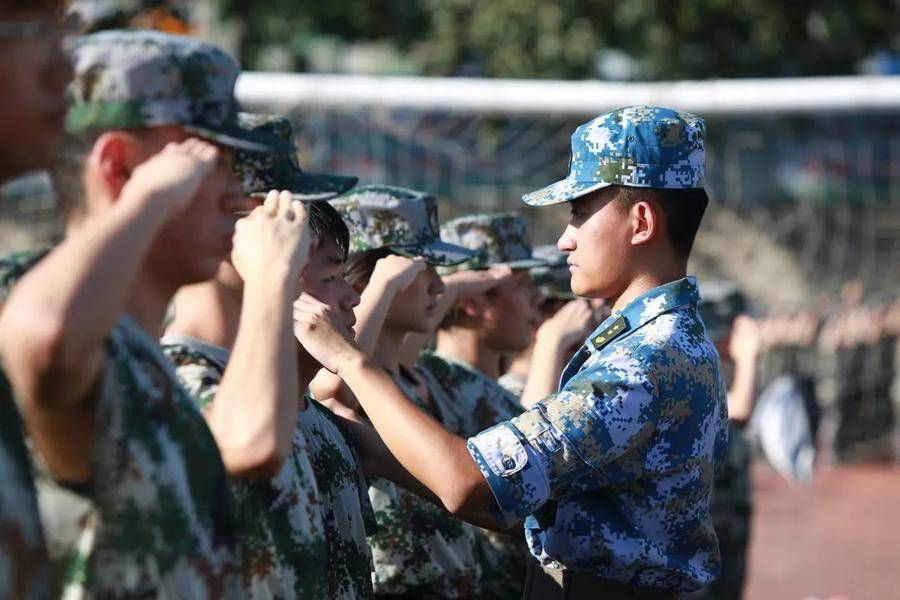 军训看山东青年政治学院新生新风貌