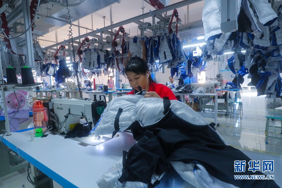 9月16日,河南省信阳市光山县官渡河产业集聚区的羽绒服饰扶贫车间里