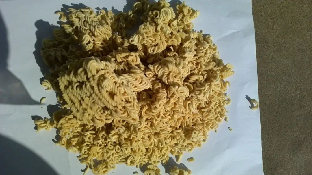吃方便面最令人心烦的事情,莫过于满怀期待地打开方便面,面却被挤碎了