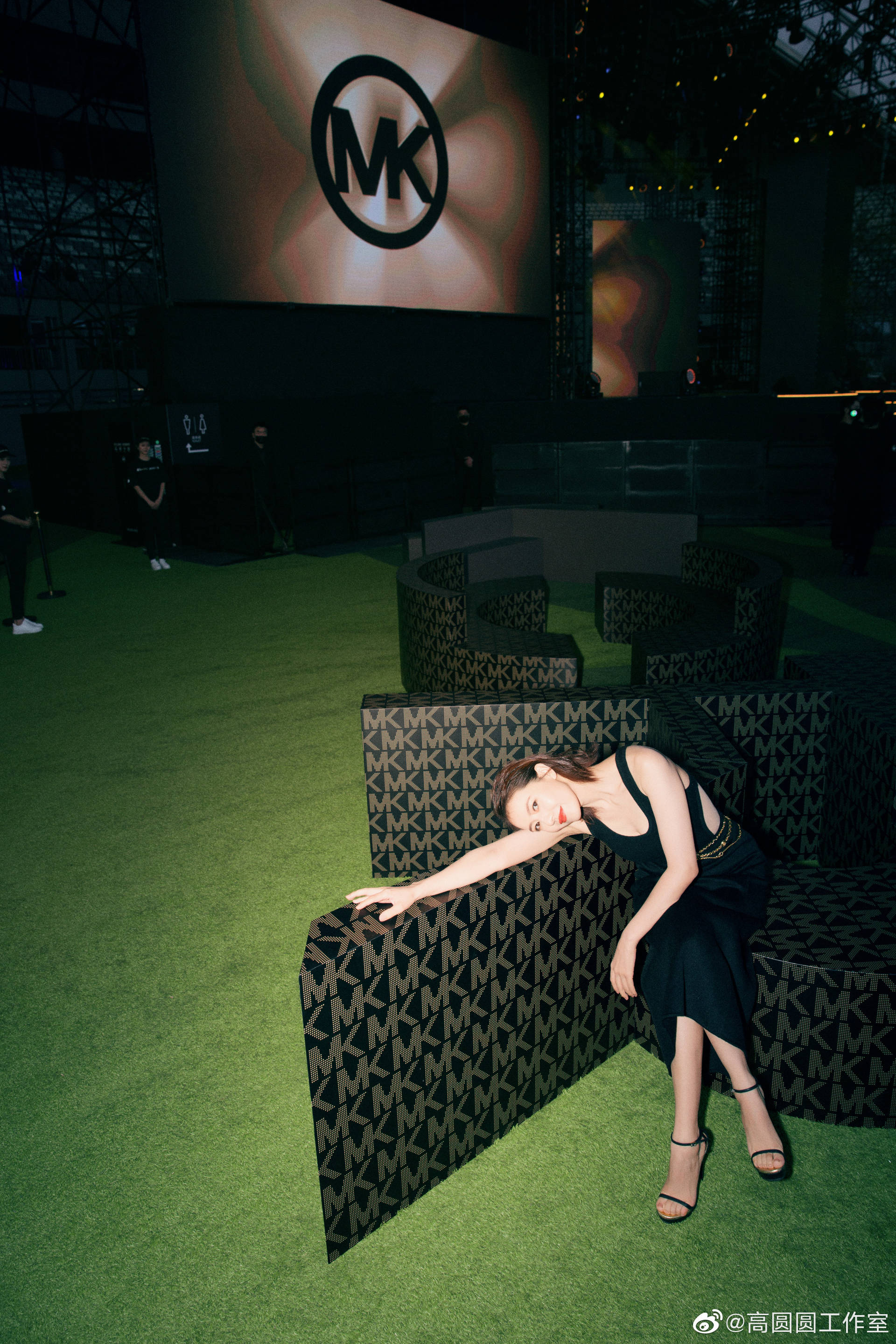 高圆圆出席线下活动黑色大露背镂空裙不见赘肉41岁美出新高度