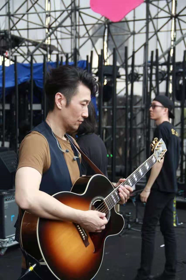 满江燃爆《谁是宝藏歌手》舞台,他是个安逸地活着的平凡歌手|满江|谁是宝藏歌手|除号_新浪新闻