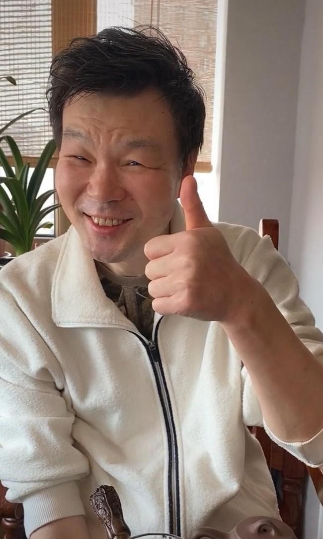 "名嘴"李彬晒病房照,因吃药眼睛浮肿成线,曾与郭德纲同台主持