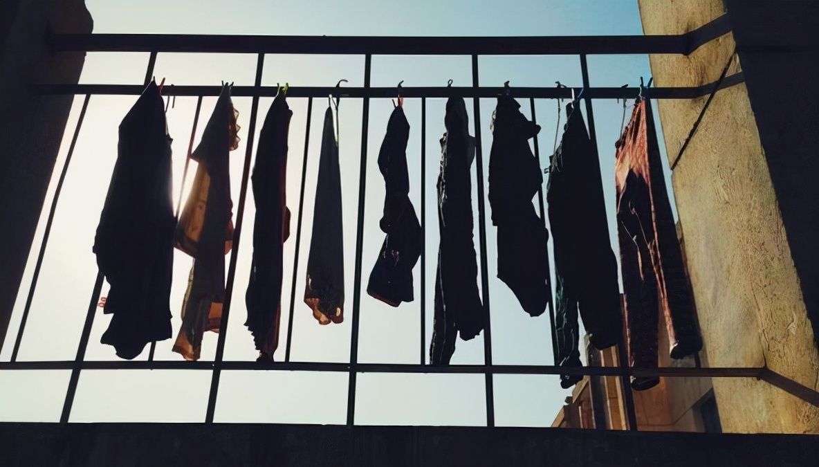 我一直以为,老人家的思想,是觉得衣服晚上晾外面会招惹"不干净"的东西