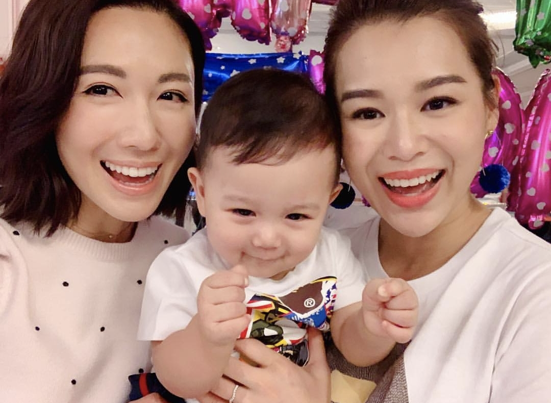 李施嬅更是看着胡杏儿的三个孩子长大的,姐妹感情好得没话说.