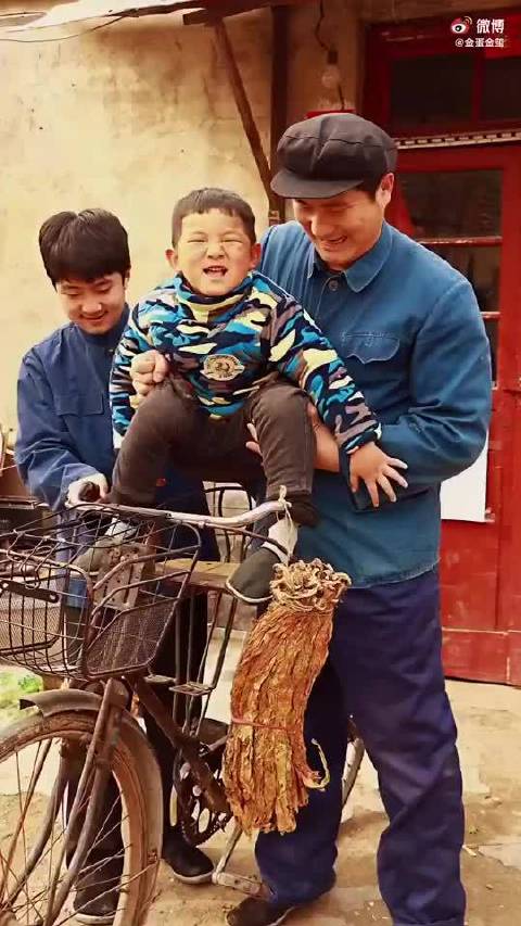 80年代小时候做大梁自行车挤脚夹手!
