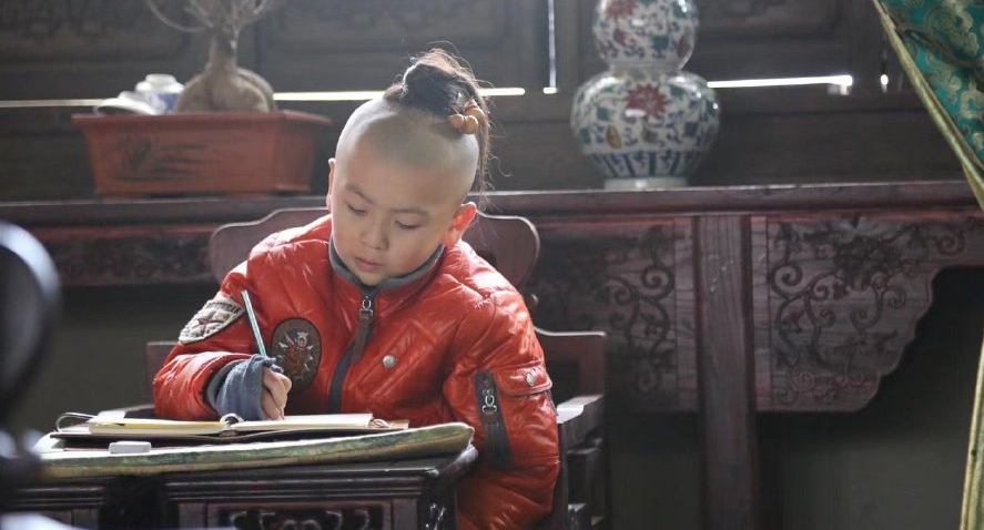 照片当中,袁咏仪坐在正中间,梳着中长发的她淡淡微笑看起来心情不错