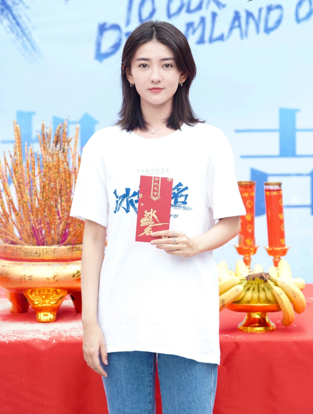 梁洁又带火绿茶蹲看她双腿怎么放贼显腿长