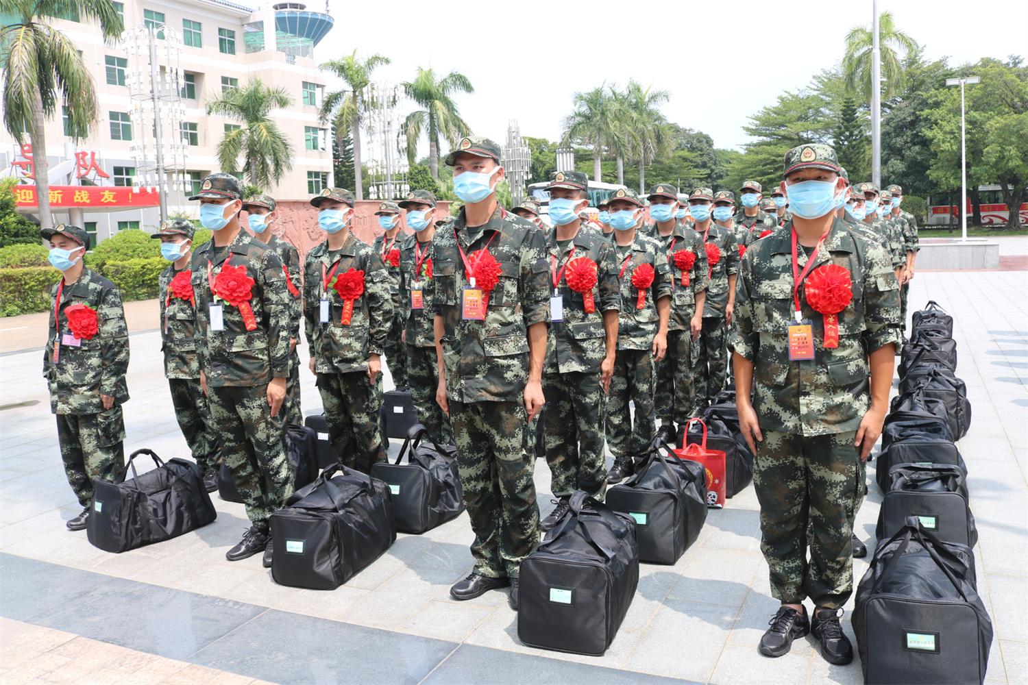 图集武警新兵请入列他们背上行囊入营门