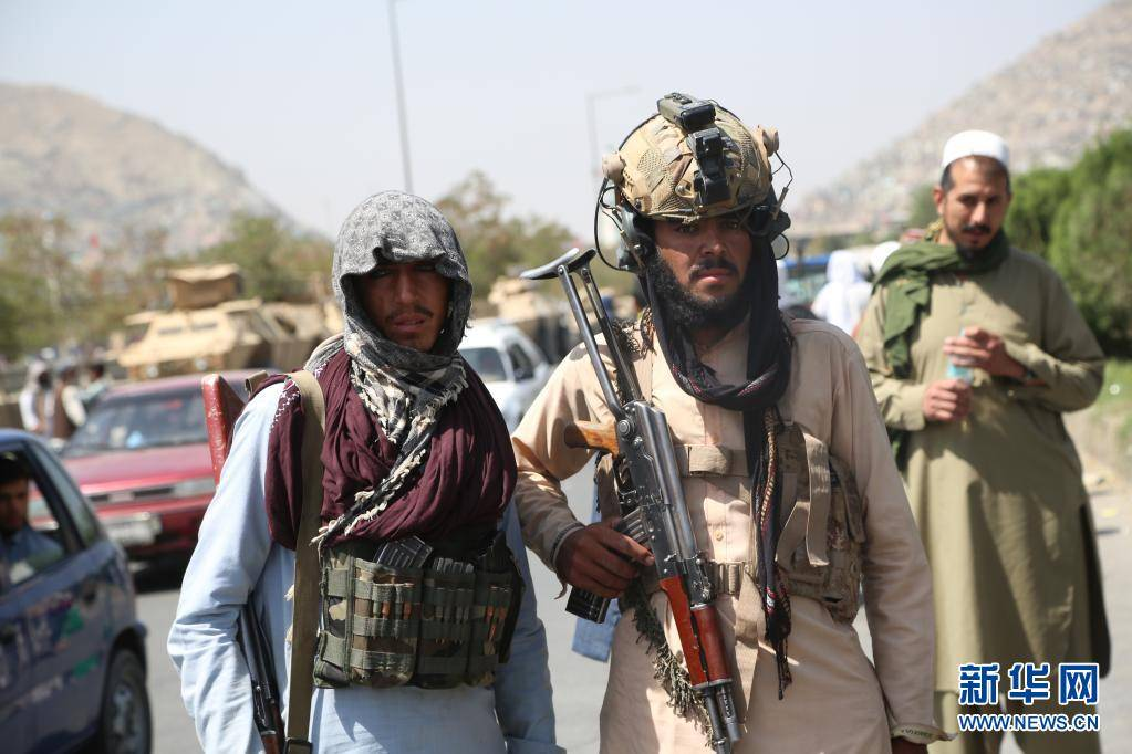 塔利班在阿富汗喀布尔街头执勤。新华社发