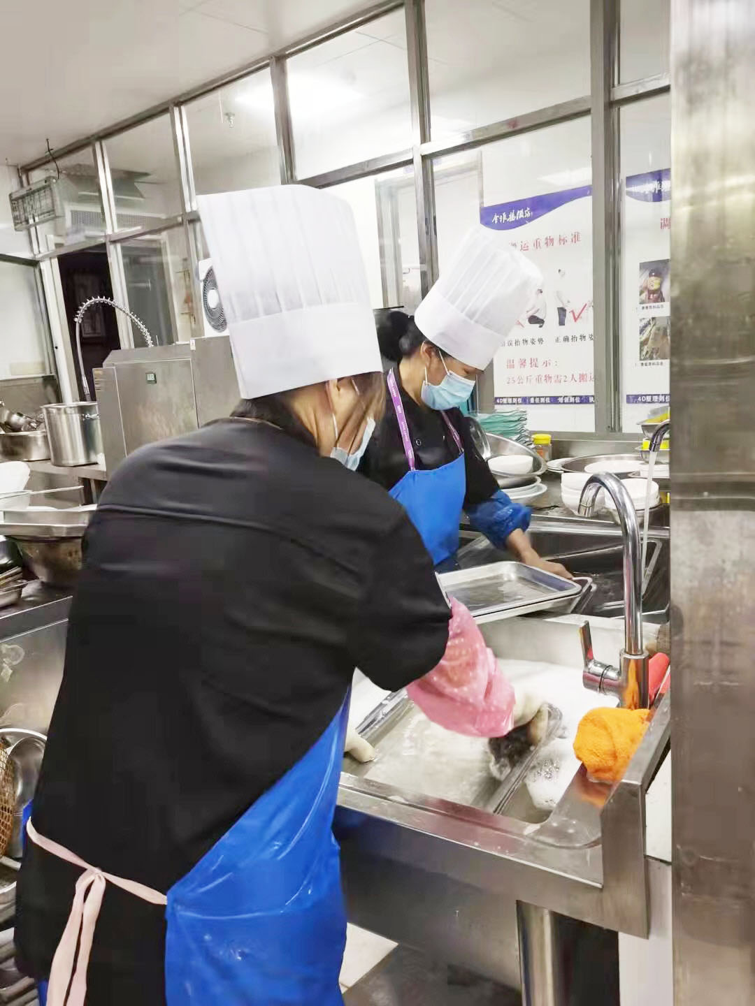 扬州一酒店后厨正在清洗久未使用的餐具,并进行消毒 屠明娟 摄