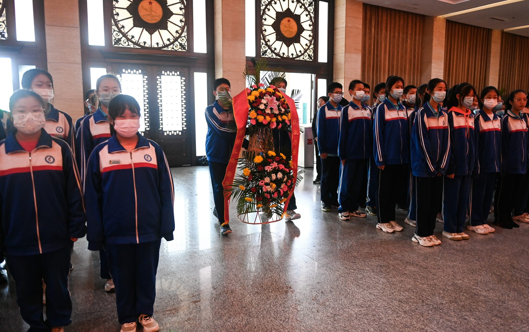 9月18日,在武乡县八路军太行纪念馆,武乡县第二中学校的学生在听