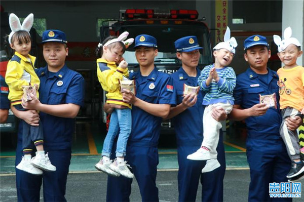 太萌了！遵义9名“玉兔宝宝”给消防员送来了月饼休闲区蓝鸢梦想 - Www.slyday.coM