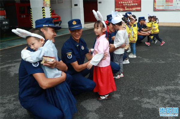 太萌了！遵义9名“玉兔宝宝”给消防员送来了月饼休闲区蓝鸢梦想 - Www.slyday.coM