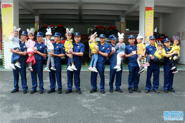 太萌了！遵义9名“玉兔宝宝”给消防员送来了月饼休闲区蓝鸢梦想 - Www.slyday.coM