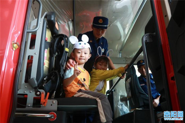 太萌了！遵义9名“玉兔宝宝”给消防员送来了月饼休闲区蓝鸢梦想 - Www.slyday.coM