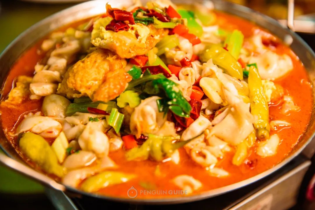 这家小饭馆土到不行,但吃完第一道就忍不住滚遍了菜单