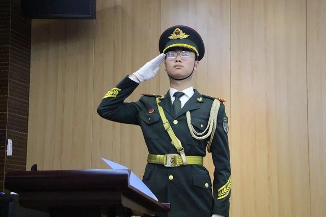 清华大学国旗护卫队,穿军装的最高学府学子,身托两种光荣与梦想