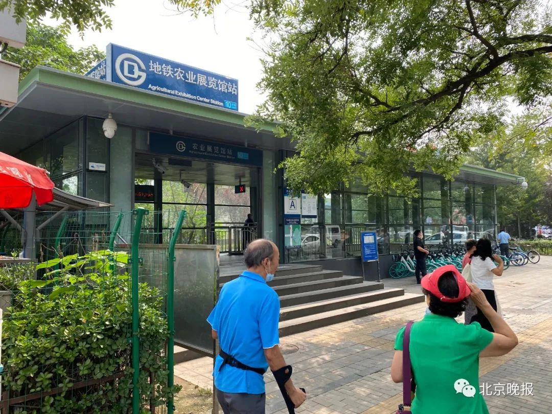 也有一处名叫"亮马桥"的公交站,这座公交站与燕莎桥下的"亮马桥"地铁