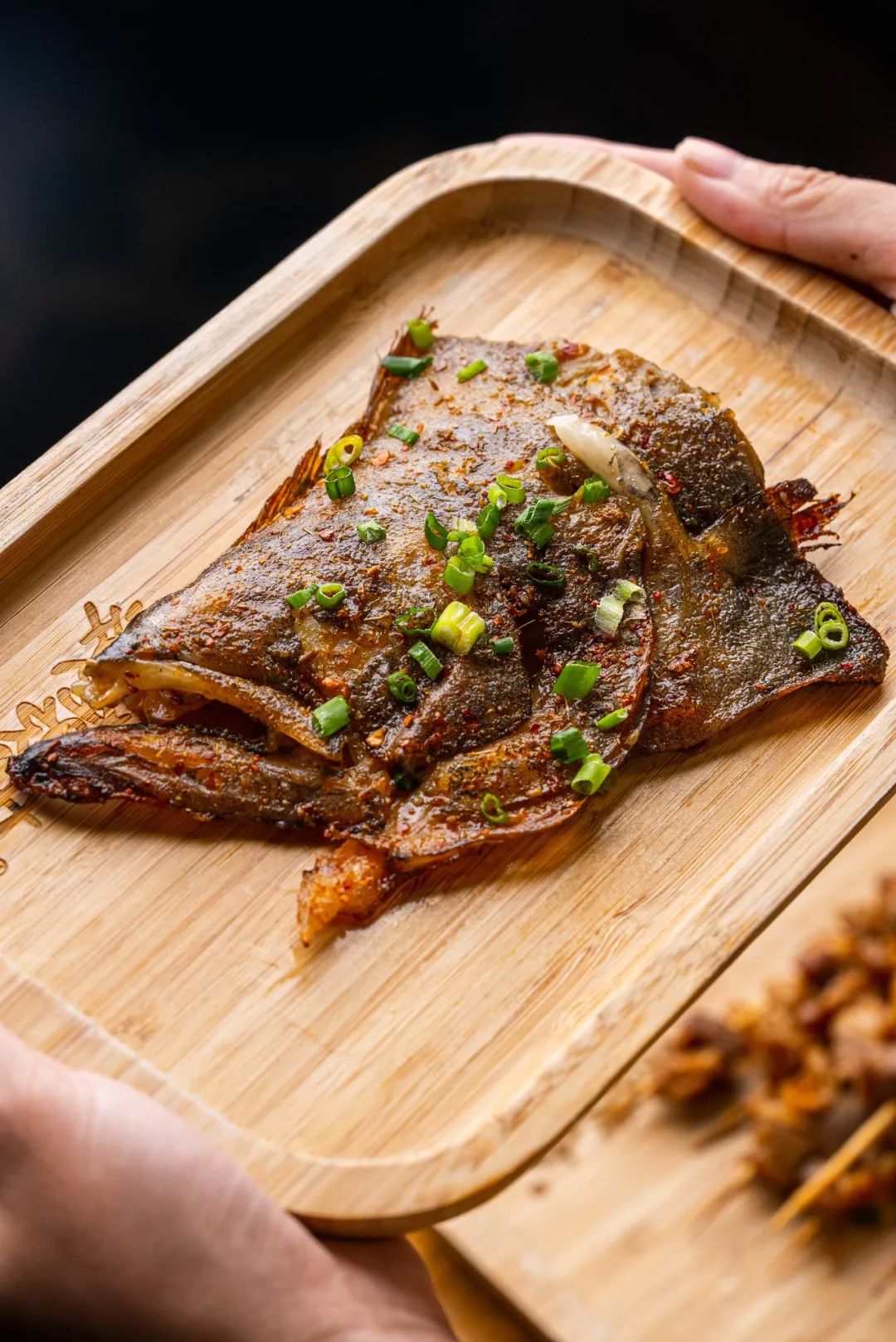 肉质嫩滑的碟鱼头zui适合烧烤了~不需要太多的调味,一点点的辣椒就