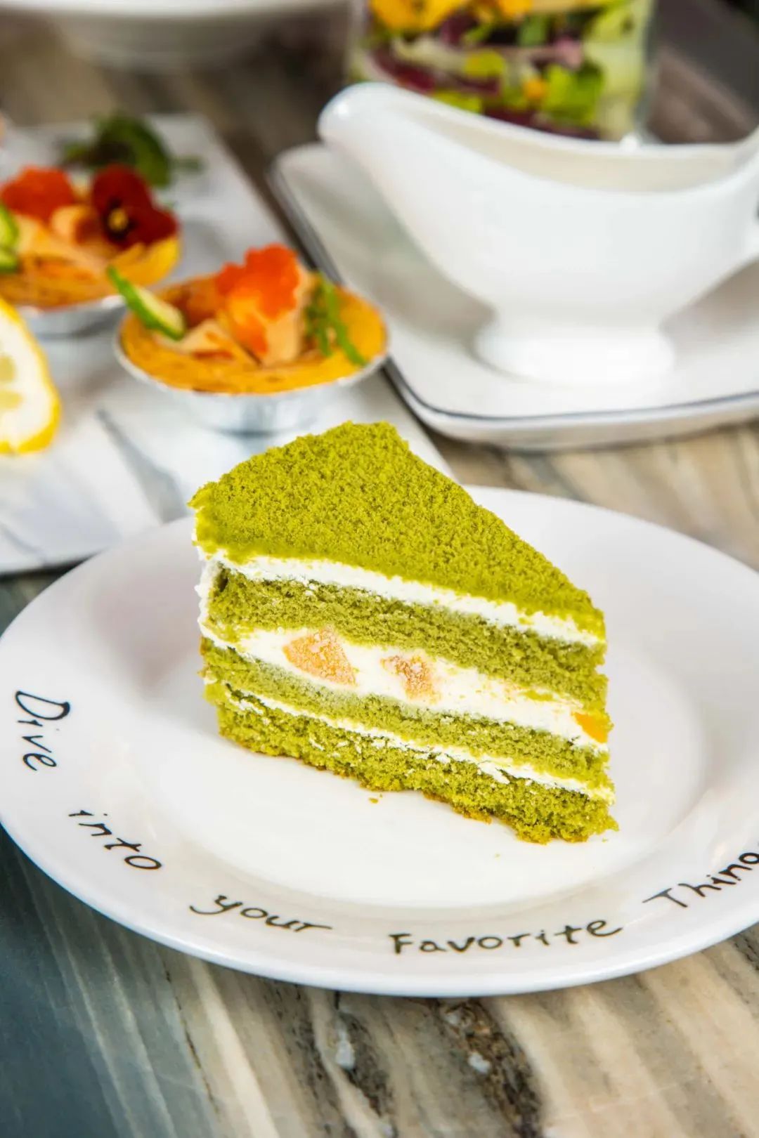 (向左滑动查看)还有口口鲜甜的黄桃鲜虾杯,清甜微苦的抹茶黄桃蛋糕和