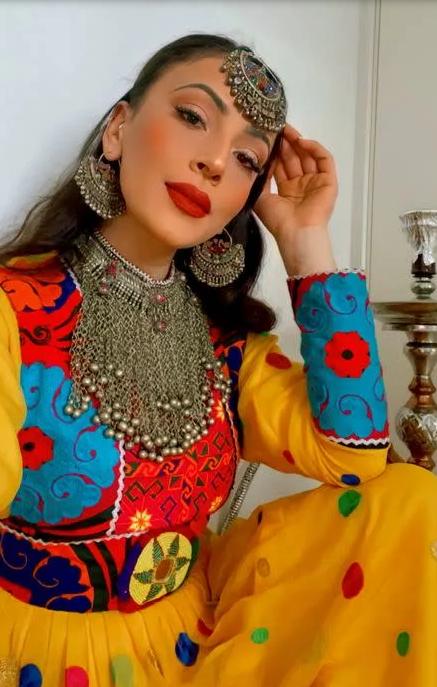 海外阿富汗妇女秀衣服照片称全包罩袍是外来的女装难看又不便