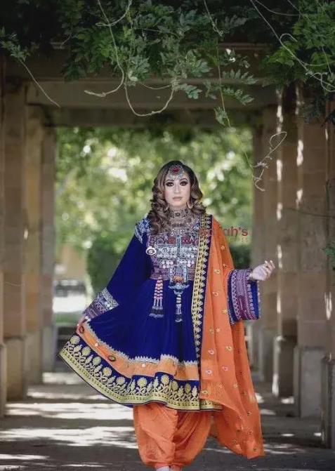 海外阿富汗妇女秀衣服照片称全包罩袍是外来的女装难看又不便