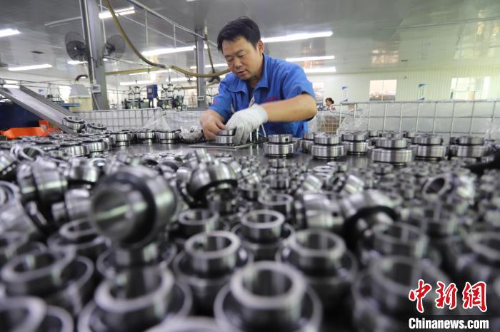临西县一家轴承企业生产车间内，一名工人正在加工轴承。何连斌 摄