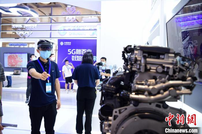 头戴MR眼镜的联通数字科技有限公司湖南分公司的技术人员徐鹏程正在演示检修。杨华峰 摄