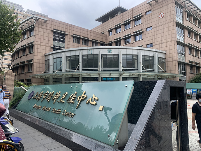 这款小小的金镶玉造型月饼,来自上海市徐汇区宛平南路600号.