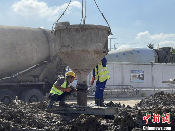 在宁马城际铁路马鞍山段项目施工现场，工人们正在紧张作业。韩新亮 摄